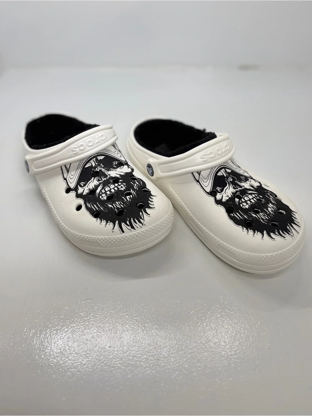 Crocs Classic Lined Skull Graphic Clogs White Black Fur Men’s 7 Women’s 9 EU 40